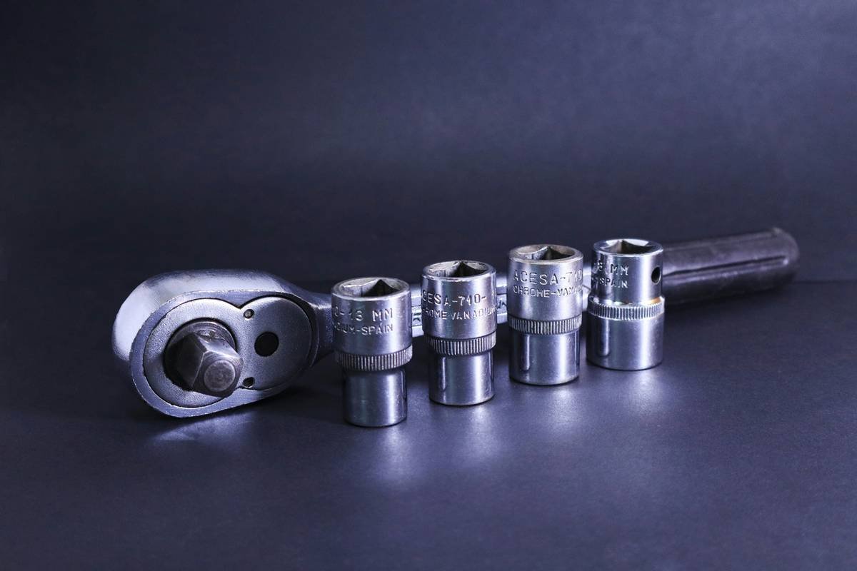 Chart showing recommended torque settings for common climbing bolt types: 3/8 inch expansion bolts (20-25 N·m), 1/2 inch expansion bolts (35-40 N·m), glue-in bolts (N/A)