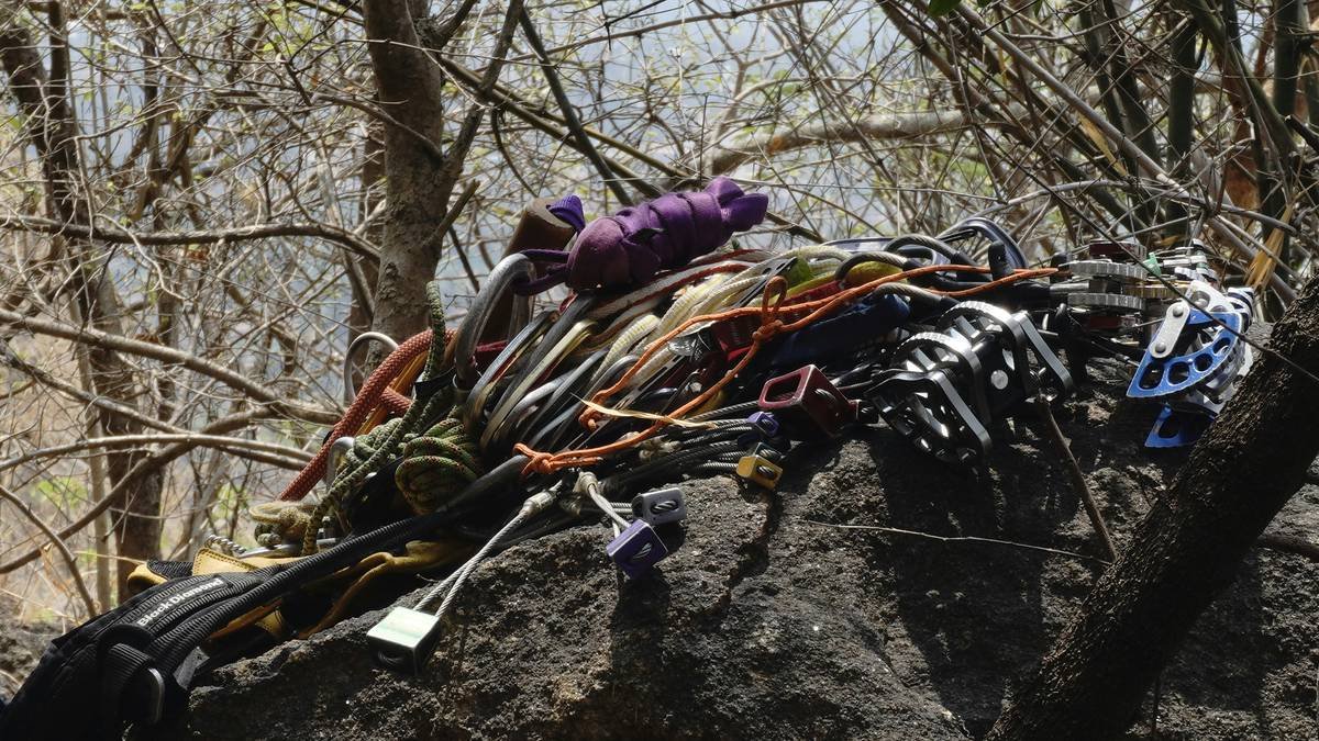 Diagram comparing parallel, flared, pin-scarred, and tapering cracks with optimal gear placements for each type