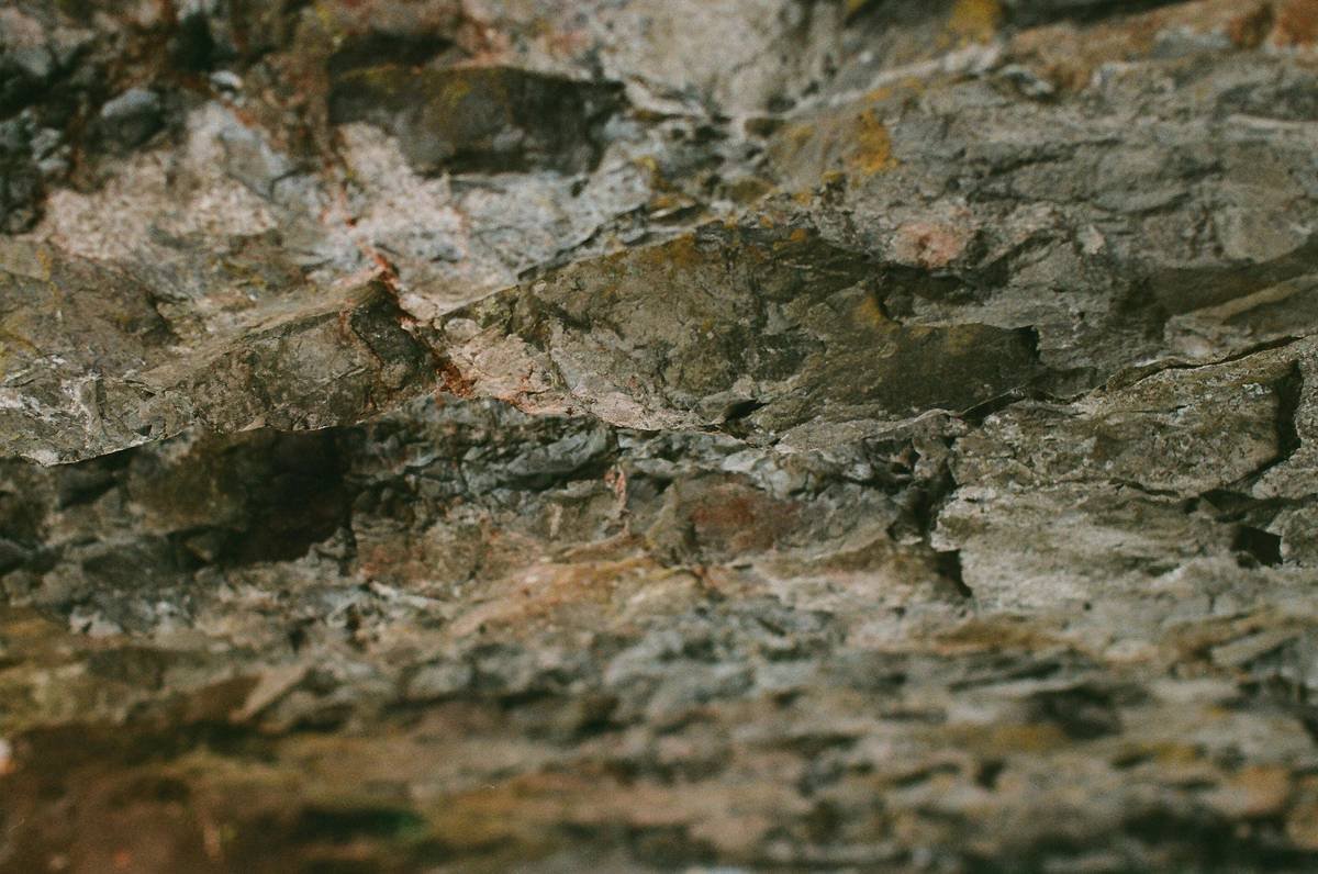 Side-by-side comparison of coarse granite vs. fine sandstone with recommended anchor types labeled