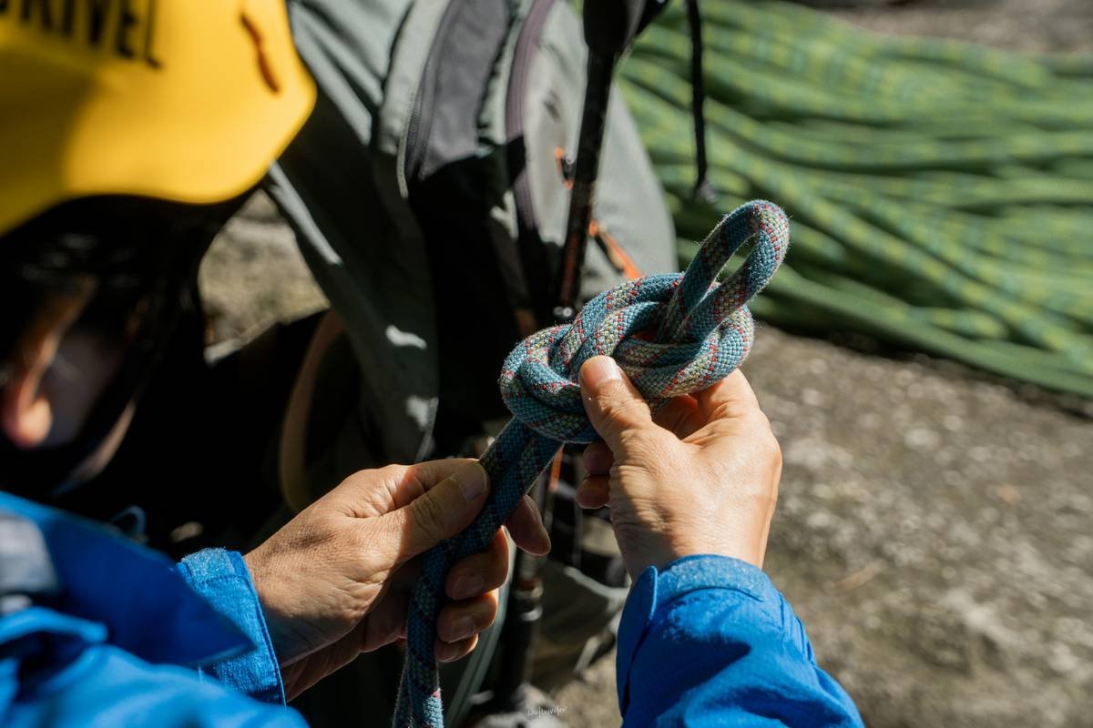 Diagram showing dangerous anchor extension vs safe non-extending anchor setup for climbing