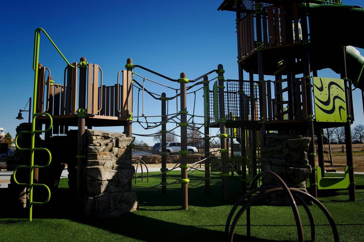 Side-by-side comparison: left shows EN-certified steel anchor meeting 25kN load standard; right shows thin-walled consumer 'adventure climbing frame' bending under 5kN test. Labels highlight weld quality, steel gauge, and certification markings.