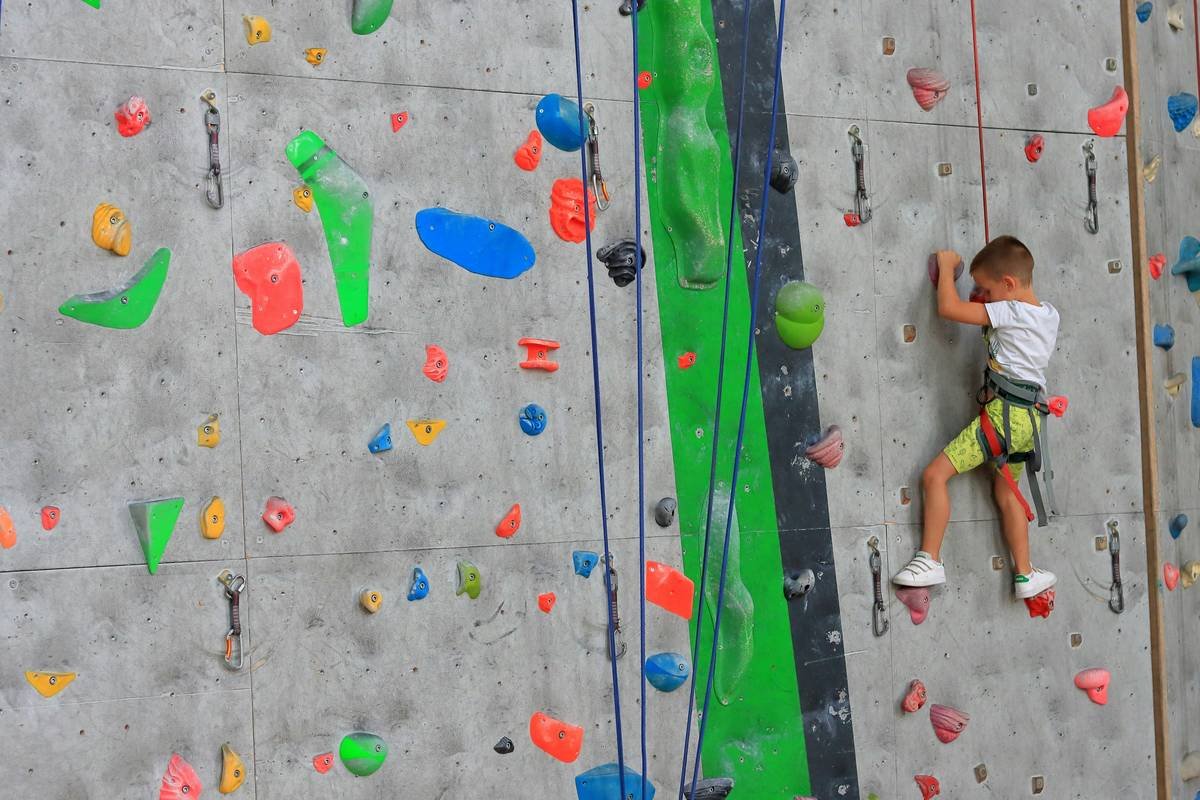 Indoor Climbing Techniques for Beginners: Build Strength, Confidence & Anchor Smarts
