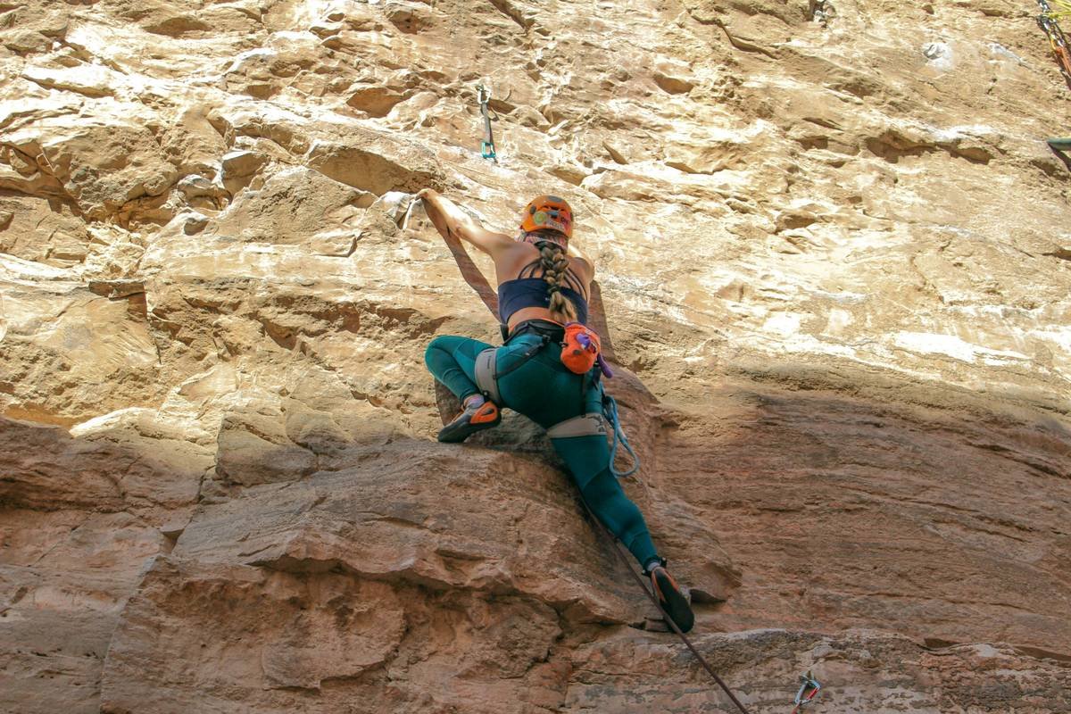 Infographic showing common climbing anchor failures by rock type: sandstone (glue-in pullout), limestone (corrosion), granite (flake detachment)