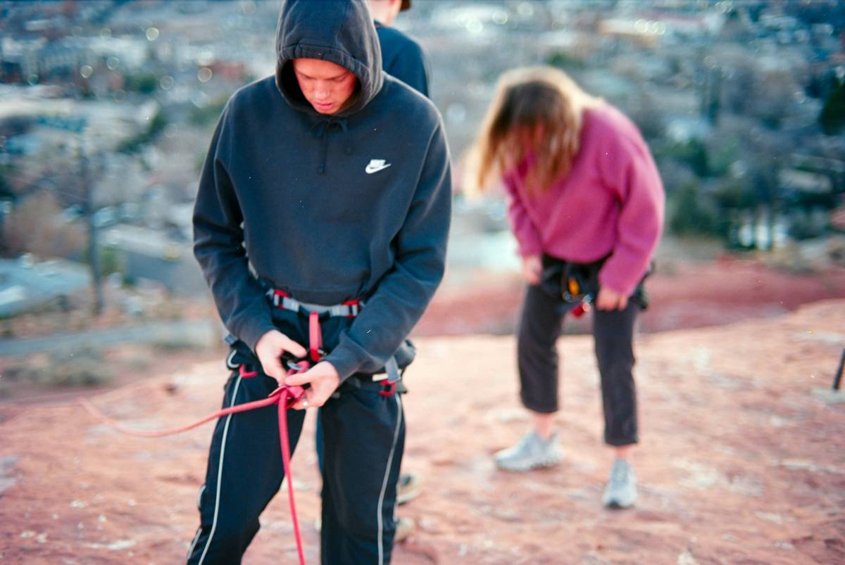 Infographic showing SRENE principles for climbing anchors: Solid, Redundant, Equalized, No Extension, Efficient with visual examples